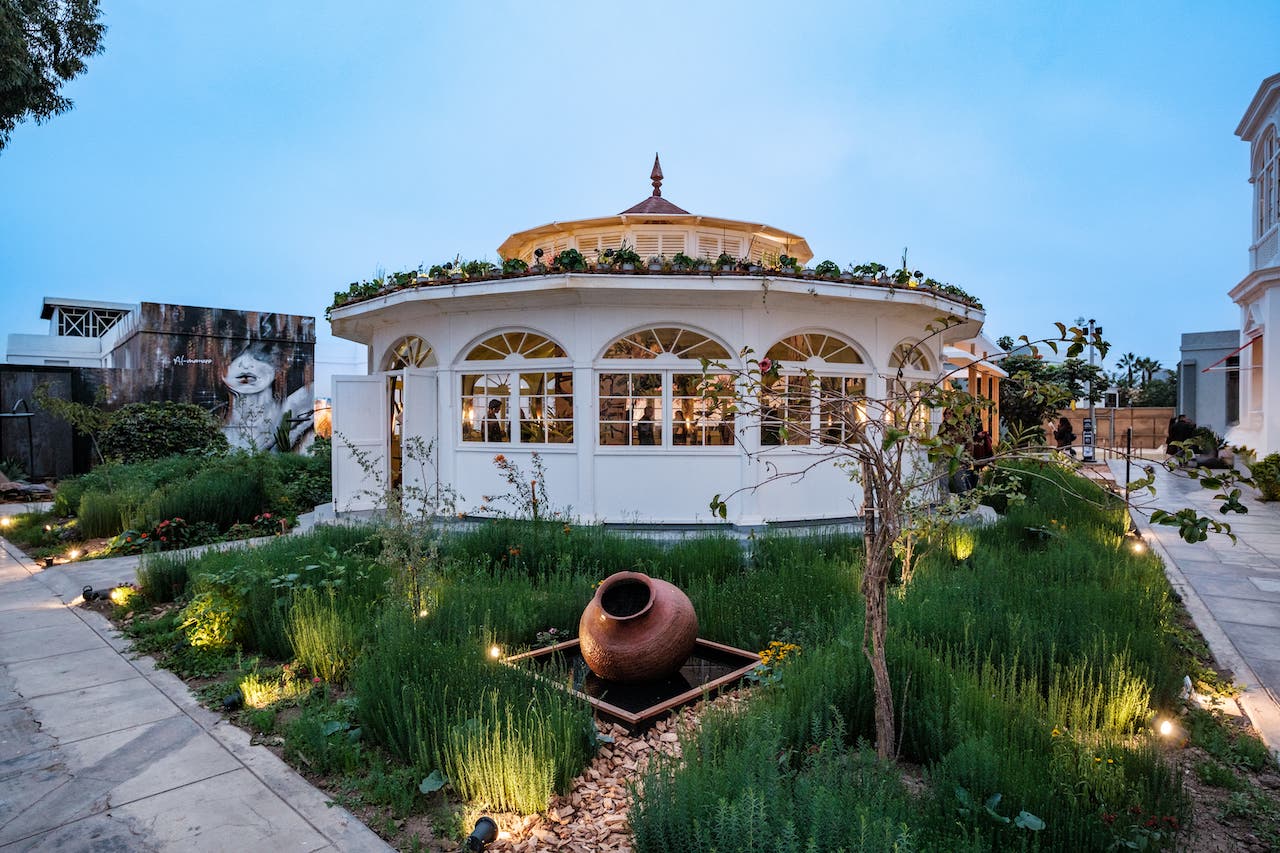 Jardín Naturalista y Glorieta de Madera en Casacor 2024, Lima, Perú